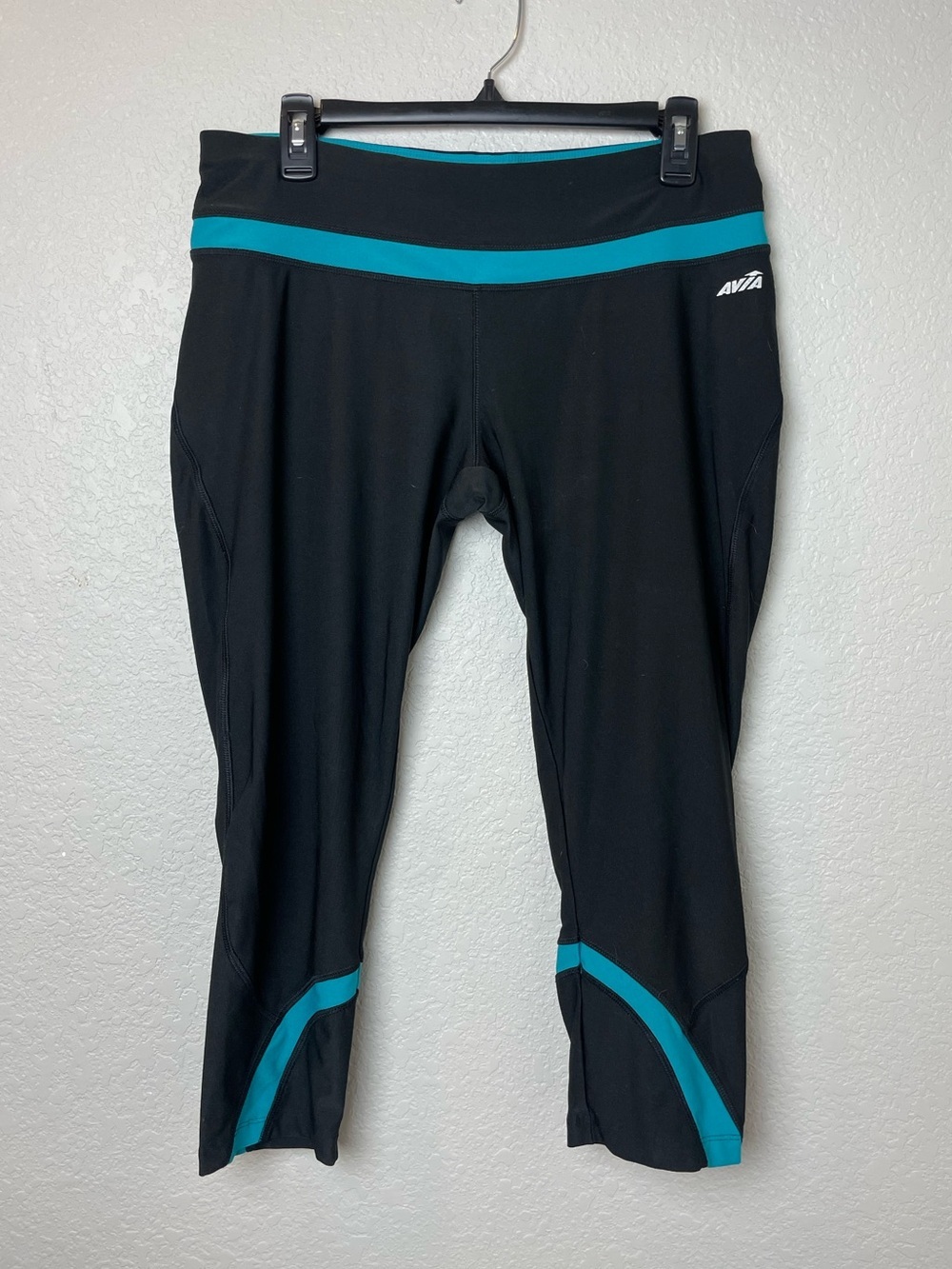 Avia Black and Teal Cropped Capri Athletic Leggings Size L